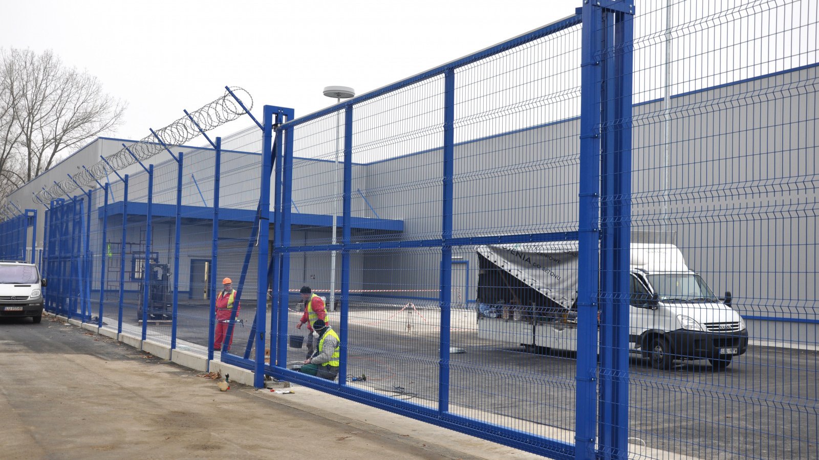 Montage von Zaunsystemen SIATPOL